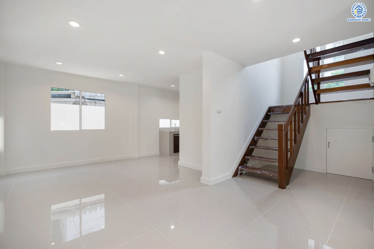 บ้านมือสองตกแต่งใหม่ ดีไซน์สวย โครงการ ชวนชื่นโมดัส จรัญฯ-ปิ่นเกล้า หลังมุม เนื้อที่ 54.7 ตร.ว. ฟังก์ชัน 3 ห้องนอน 2 ห้องน้ำ 1 ห้องอเนกประสงค์ จอดรถได้ 2 คัน รองรับทุกกิจกรรม บนทำเลเชื่อมต่อหลายเส้นทาง ใกล้จุดขึ้นทางด่วน "ประจิมรัถยา" และรถไฟฟ้าสายสีแดง "สถานีบางบำหรุ"